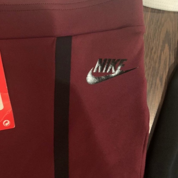 Nike sportswear tech, bonded tights zipped pocket, capris, tech tank top - Picture 10 of 10